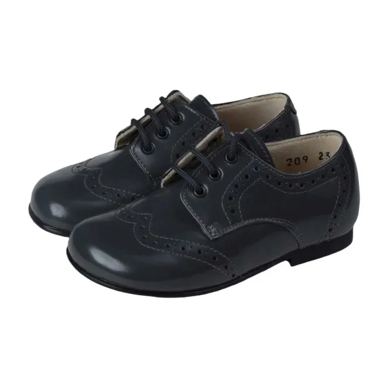 Elegant Gray Wingtip Oxford Shoes for Versatile Wear