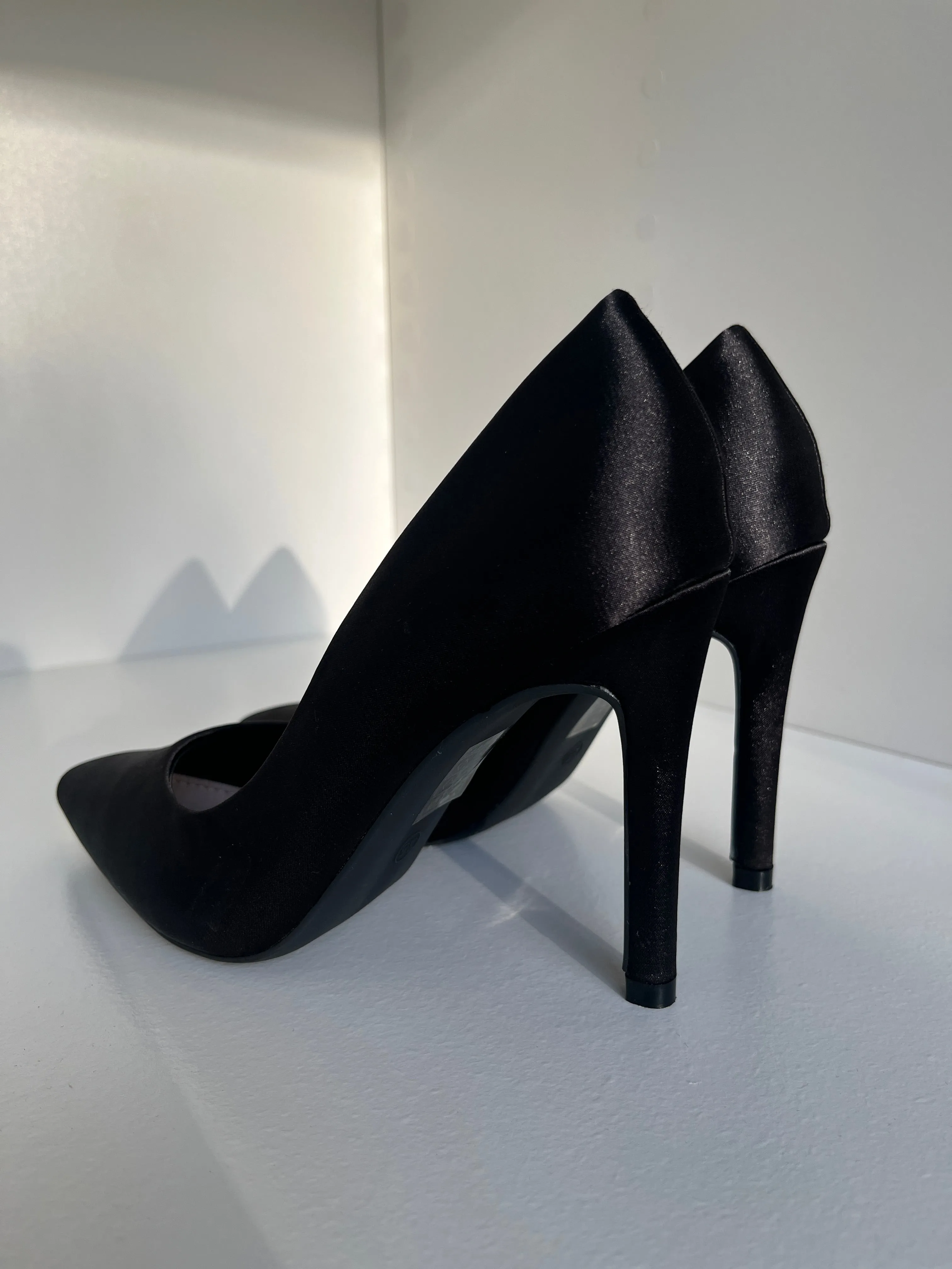 Vida Black Court Shoes