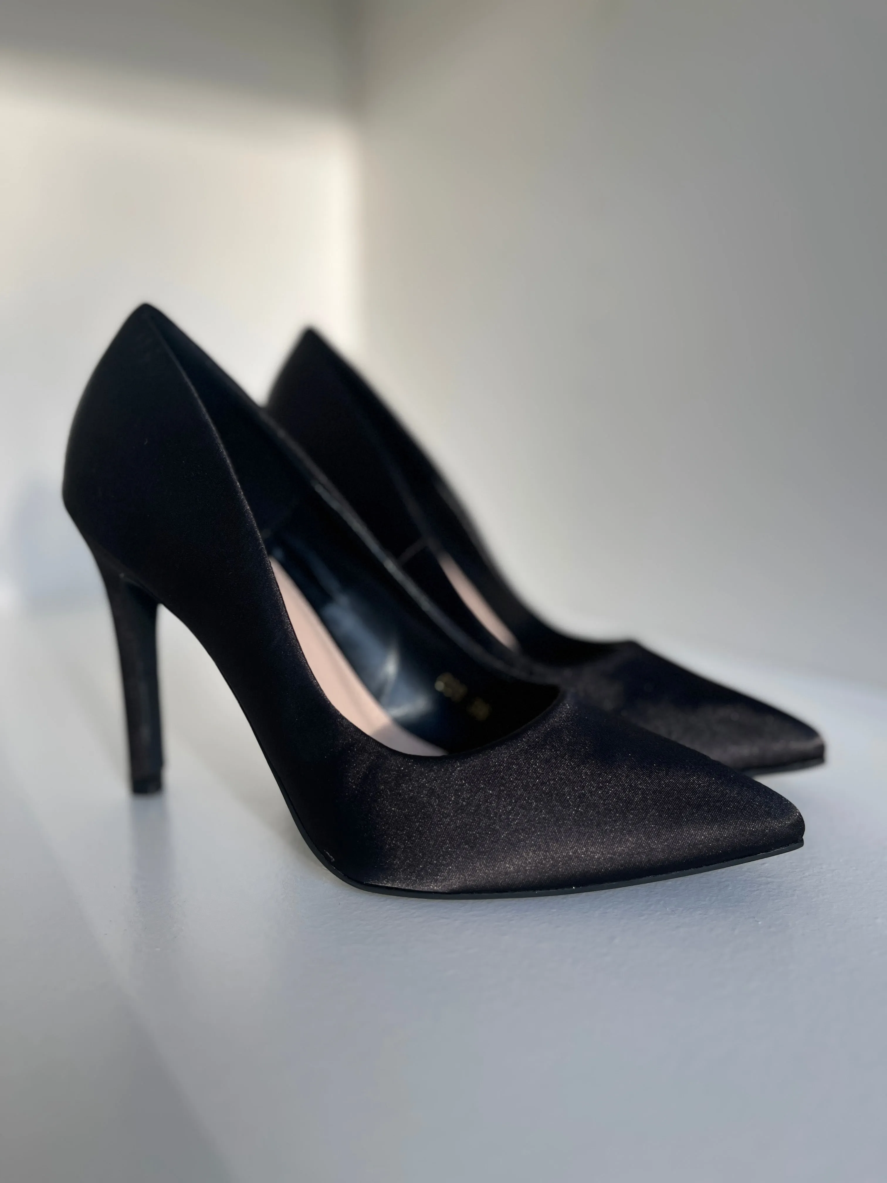 Vida Black Court Shoes